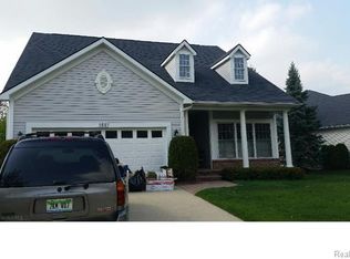 3887 Hillsdale Dr, Auburn Hills, MI 48326