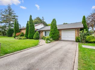 2 Leavenworth Cres, Toronto, ON M9C1T3