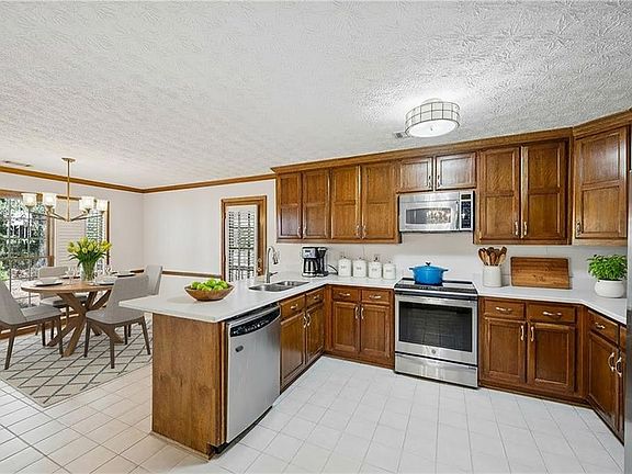 3rd image of 145 Shelli Ln
