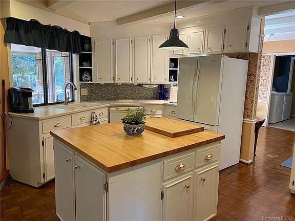 5th image of 228 Camelot Dr