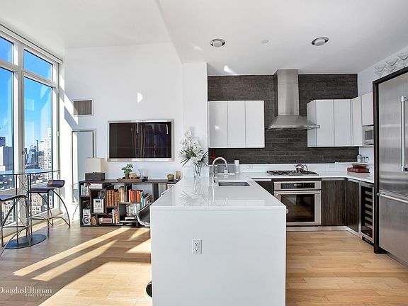 5th image of 247 W 46th St APT 2602