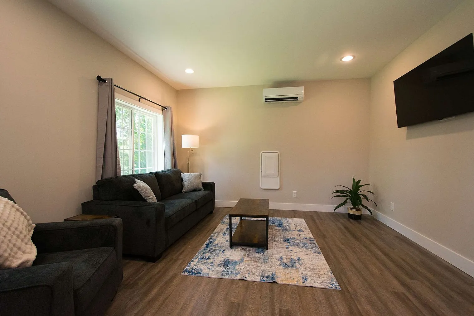 1 bed, 1.0 bath, 796 sqft, $2,472 — Photo 1