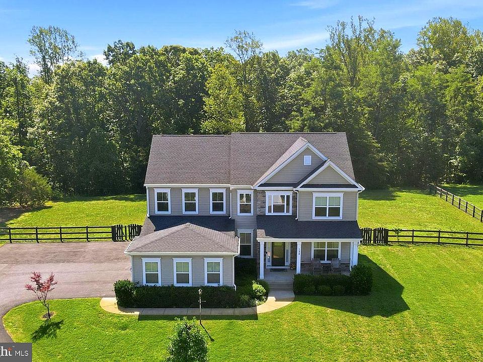 1st image of 124 Brooke Point Ct