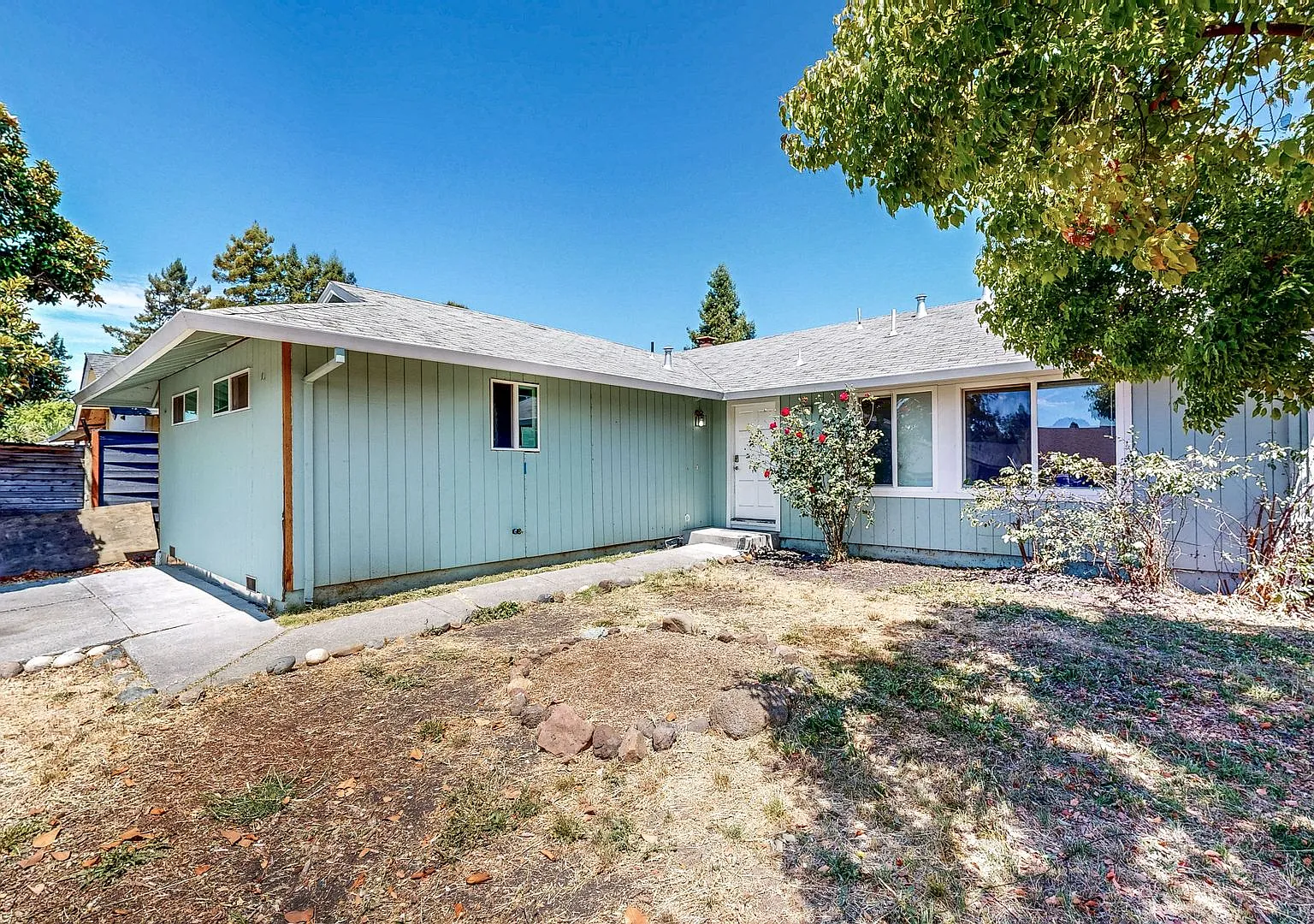 Charming 3 Bedroom and 2 Bathroom Single Family Home with Large Enclosed Backyard! — Photo 3