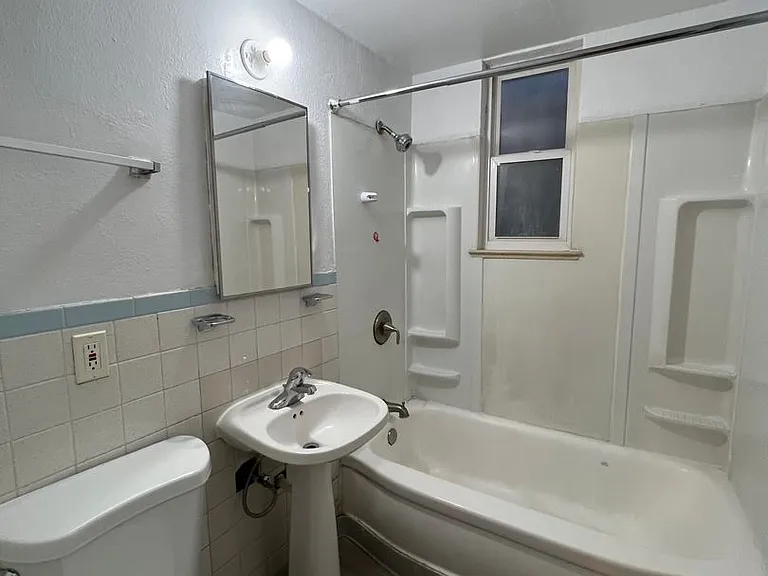 2 Bedroom 1 Bathroom in Delmar Parkway — Photo 11