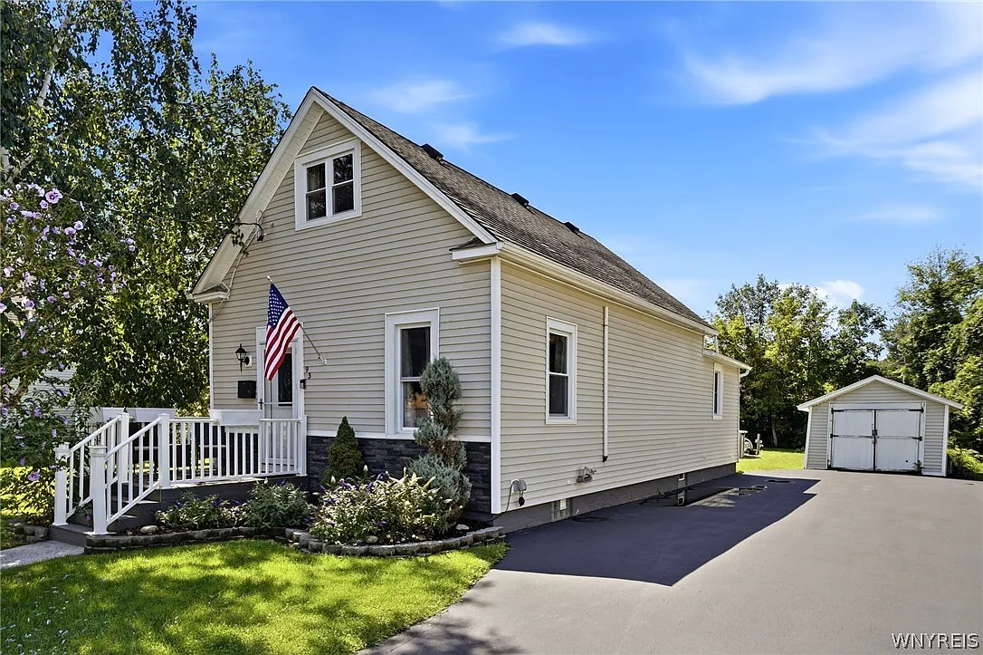 3 bed, 1.5 bath, 1124 sqft, $2,500 — Photo 1