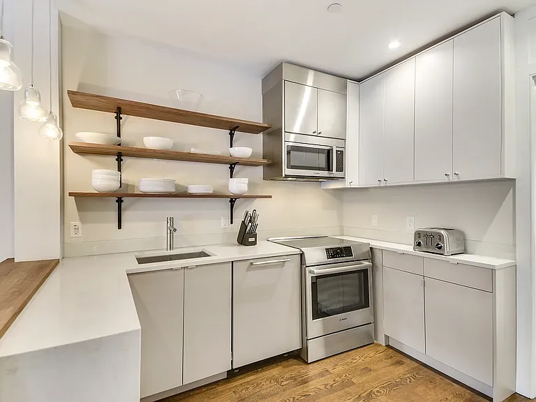 206 E 20th St #TOWNHOUSE — Photo 8