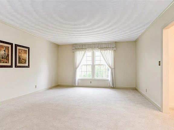 5th image of 816 Adrian Dr