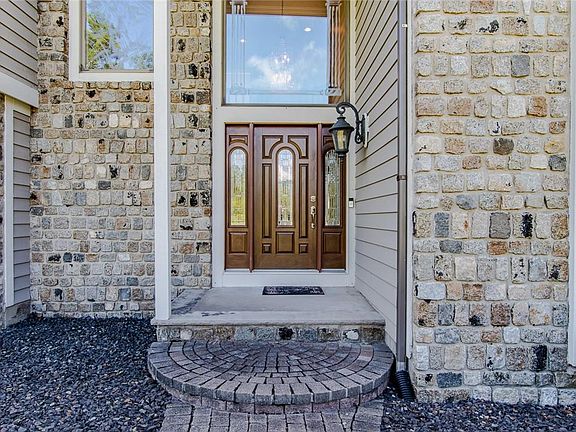 3rd image of 10 Hurlingham Dr