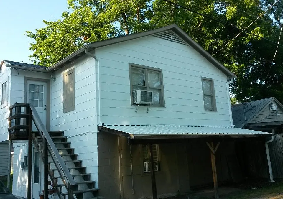 227 1/2 E Elgin St #UPSTAIRS