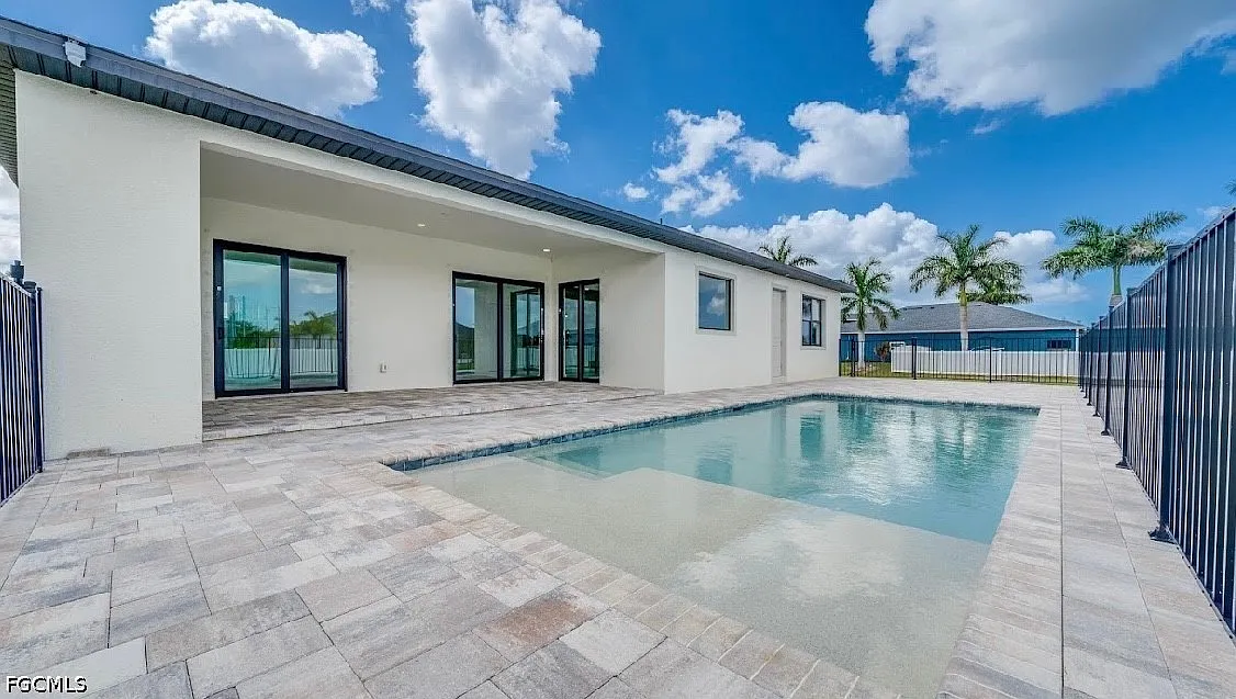 3 bed, 2.0 bath, 2201 sqft, $3,200 — Photo 1