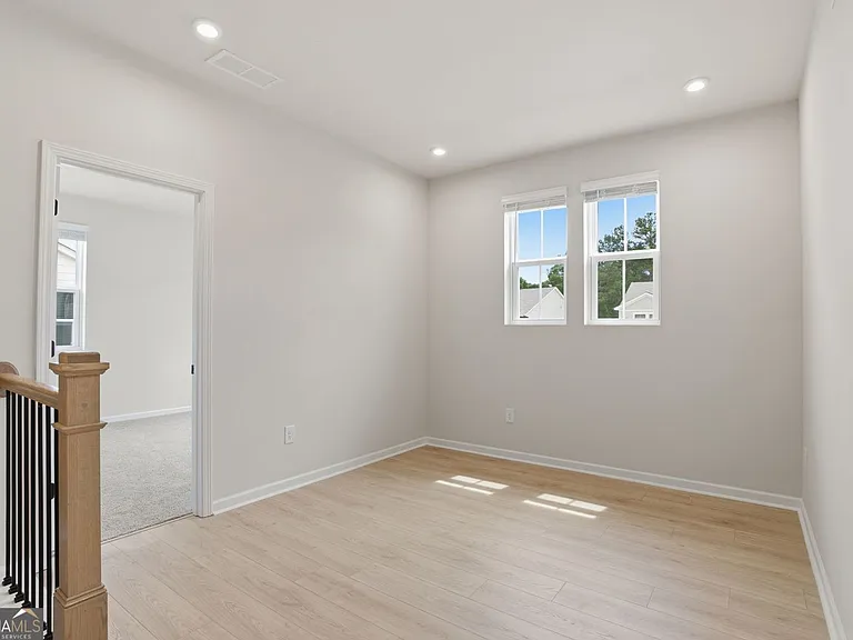 142 Henley St — Photo 13
