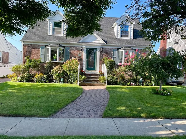 39 Woods Ave, Malverne, NY 11565