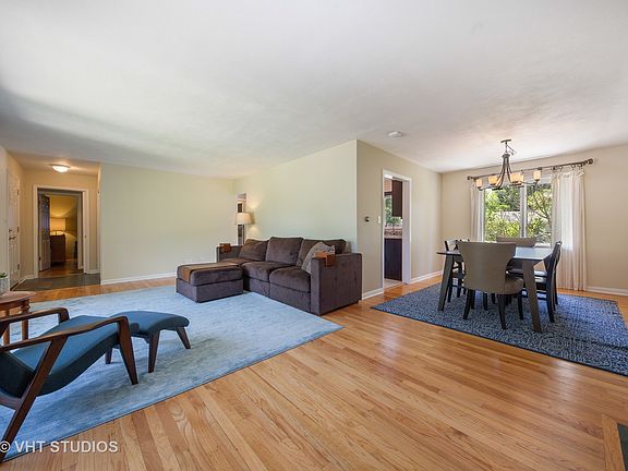 4th image of 260 Abbotsford Ct
