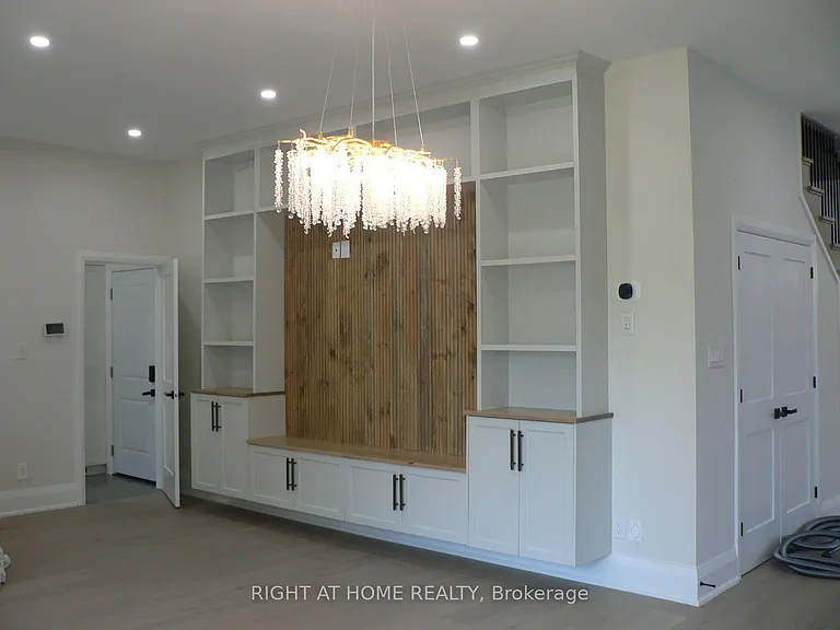 13 Bell Park St — Photo 8