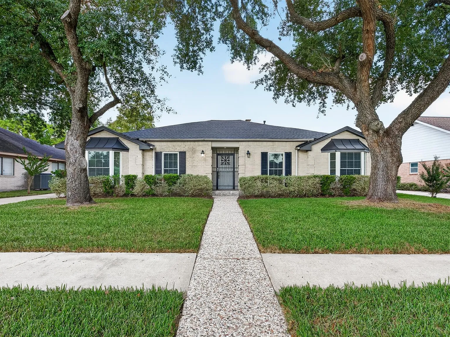 4 bed, 2.5 bath, 2500 sqft, $2,700 — Photo 3