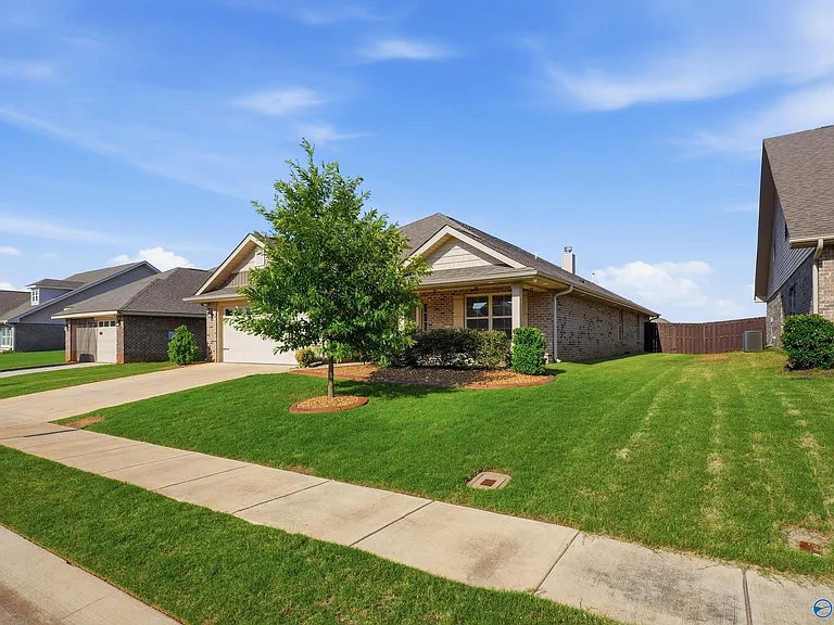 187 Abercorn Dr — Photo 2
