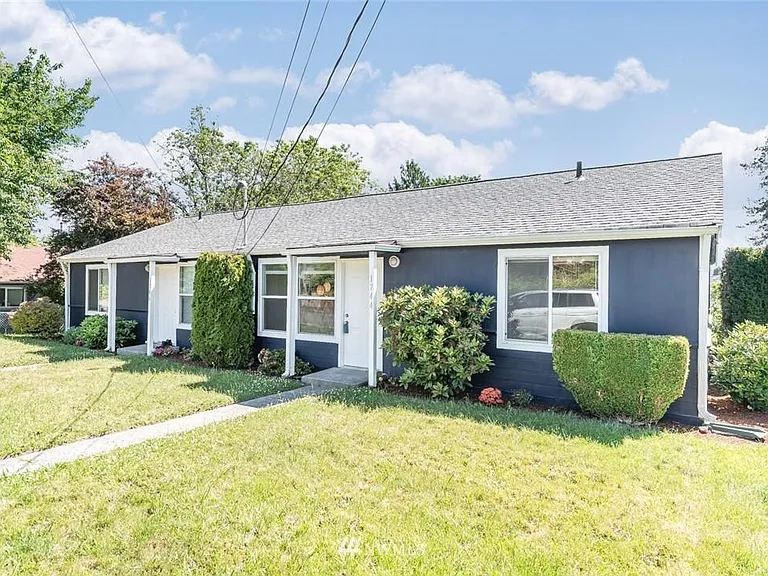 1744 N Rainier Ave — Photo 2