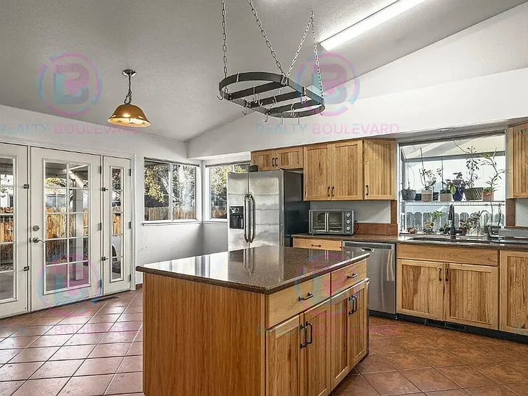 3059 Creekwood Dr — Photo 2