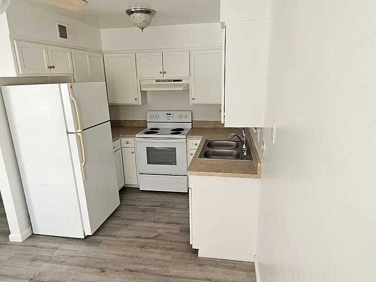 1110 Ivy St #4 — Photo 3