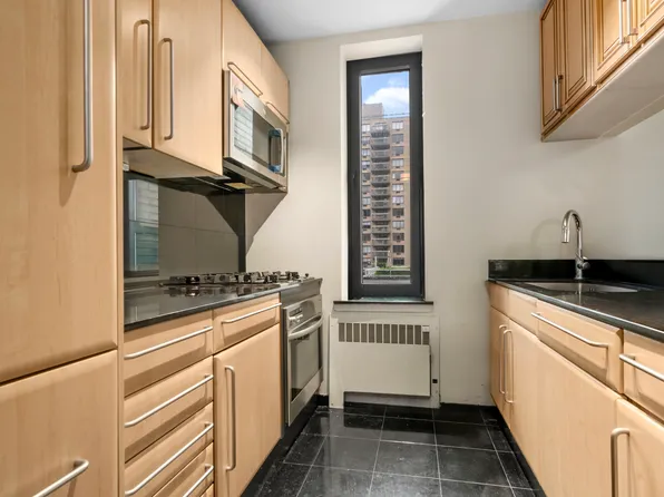 157 East 32nd Street 21B image 3 of 11