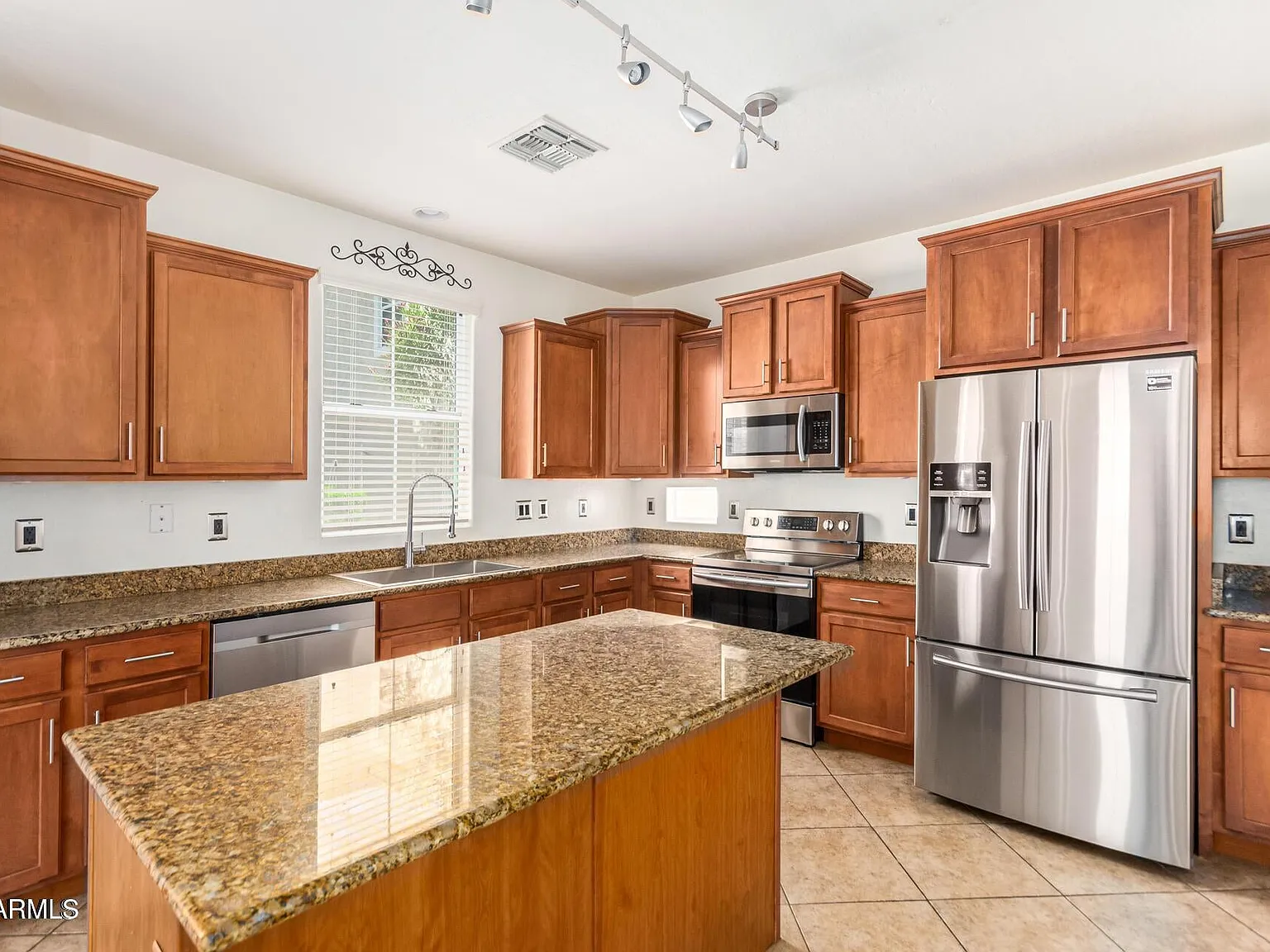 3 bed, 2.5 bath, 1418 sqft, $2,300 — Photo 2