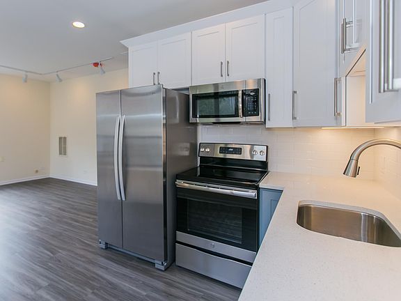 3rd image of 2533 N Clark St #201