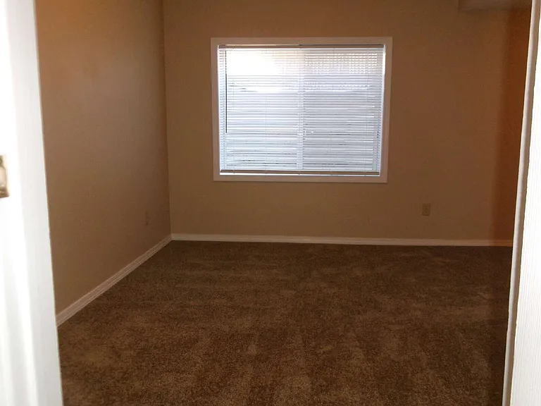 2429 E Monument St — Photo 25