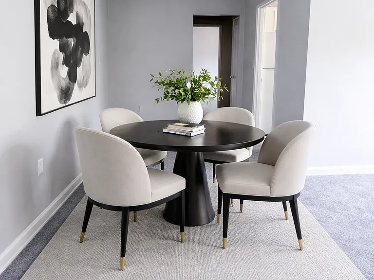 Lexington Garden Apartment — Photo 8