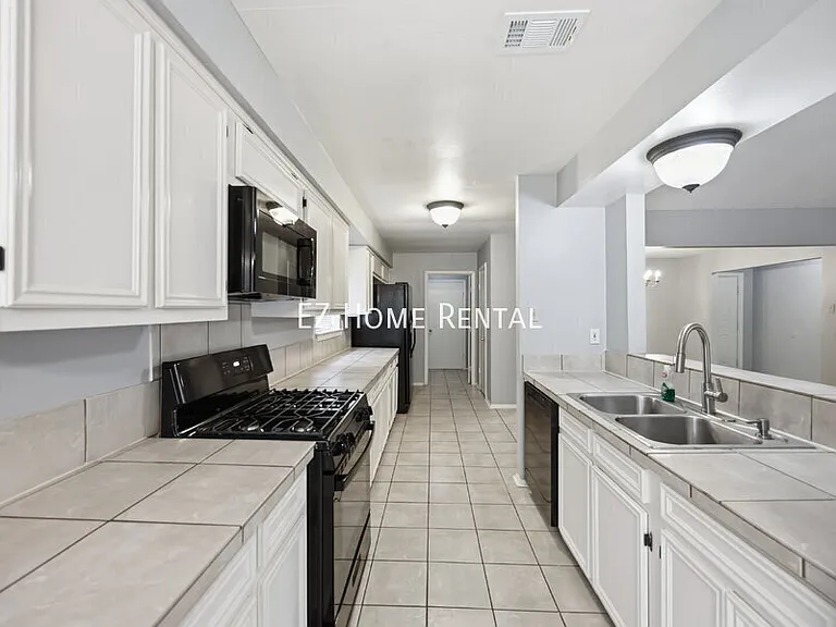 2907 W Greens Rd — Photo 12