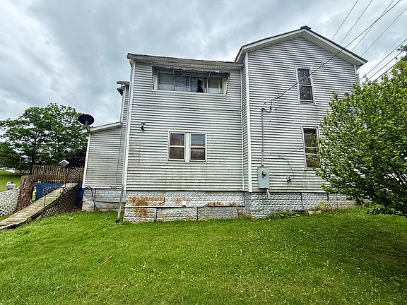 2nd image of 823 S Spring St