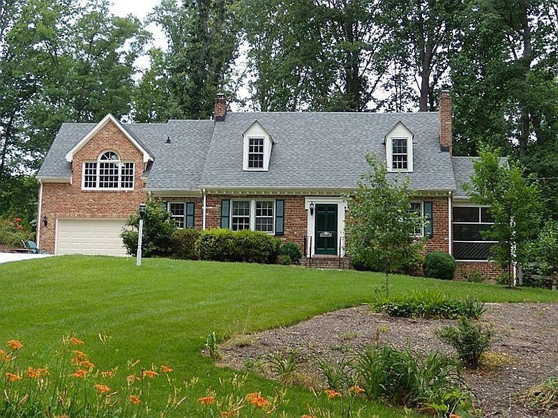 1st image of 829 Arlington Cir