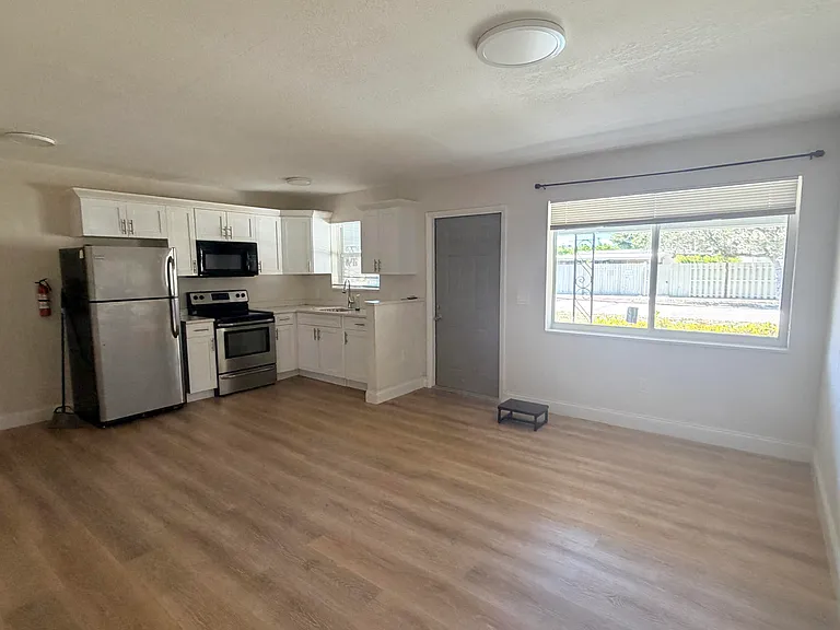 800 Moffett St #3 — Photo 2
