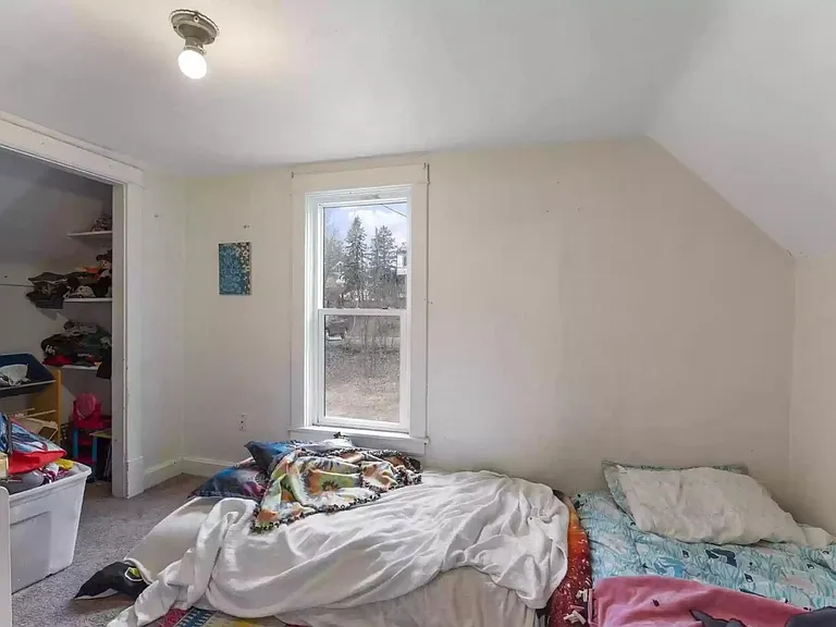 1015 E 7th St — Photo 8