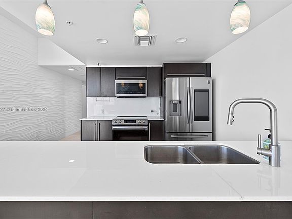 5th image of 665 NE 25th St APT 506
