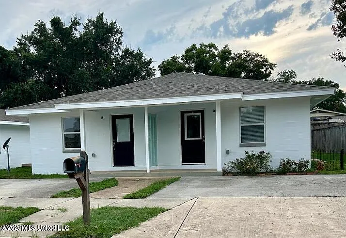 2 bed, 1.0 bath, 1000 sqft, $1,300 — Photo 1