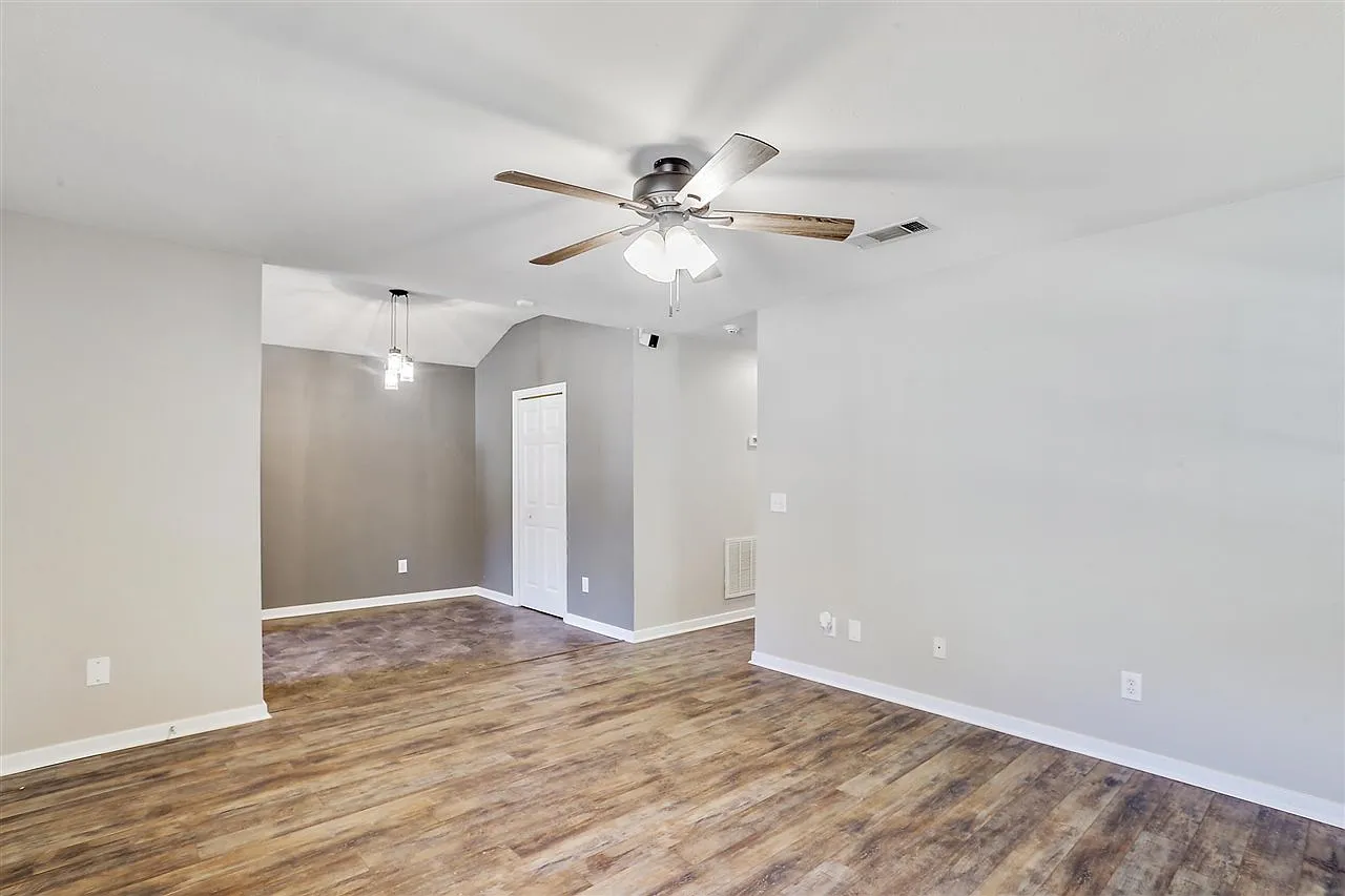 3 bed, 1200 sqft, $1,865 — Photo 3