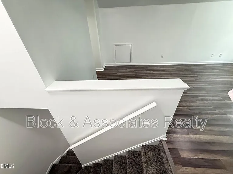 401 Holly Berry Ln — Photo 32
