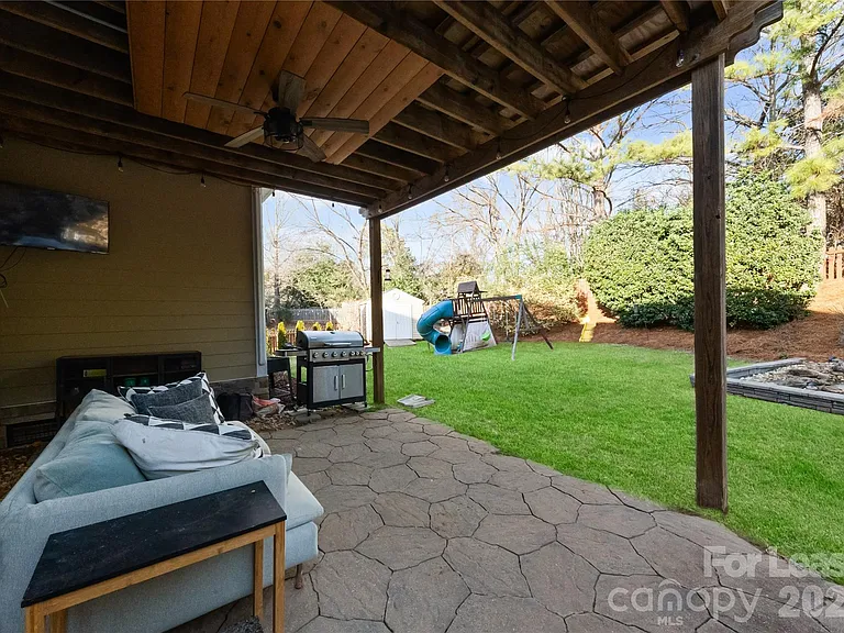 18047 Northport Dr — Photo 9