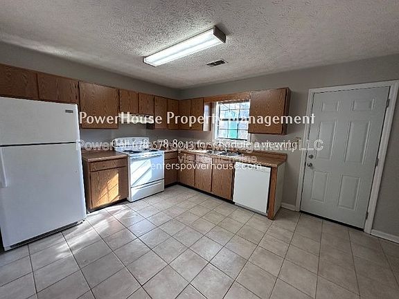 3rd image of 502 Oakwood Ct