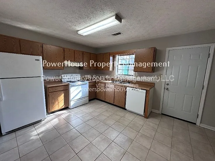 502 Oakwood Ct — Photo 3