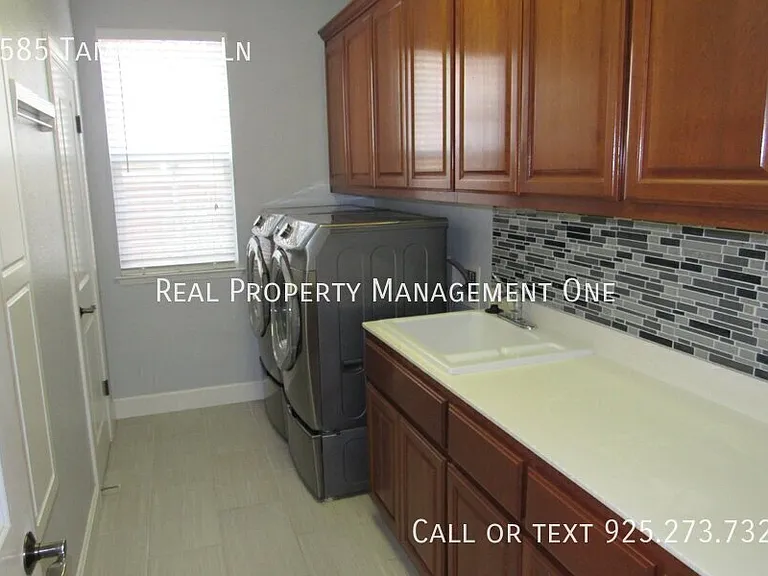 2585 Tamworth Ln — Photo 15