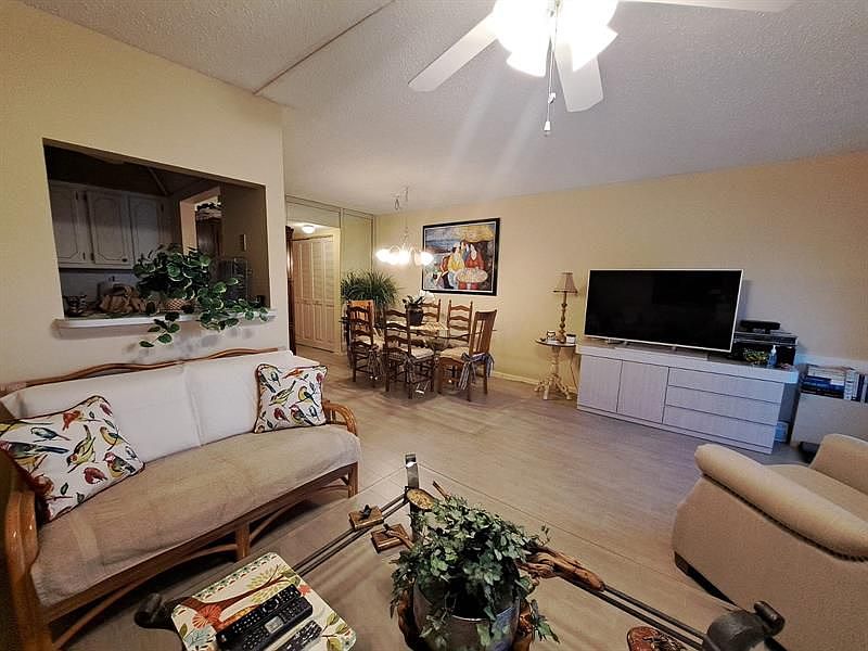 1st image of 336 Oakridge S