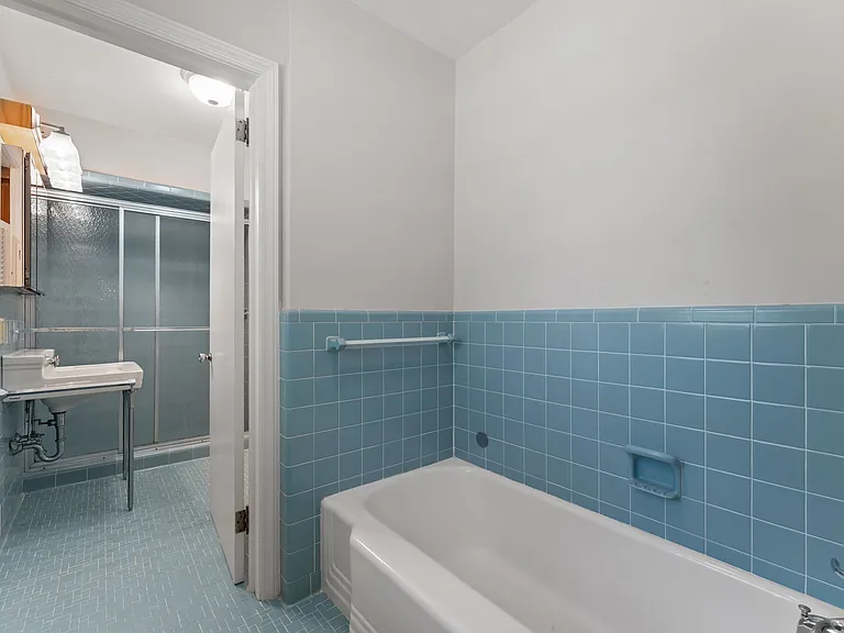 225 Arbutus Rd — Photo 28