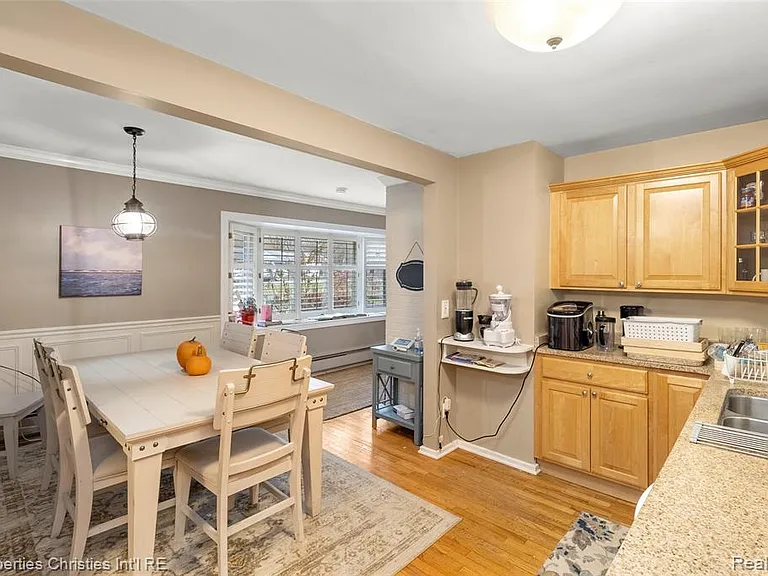 16219 Elizabeth St — Photo 8