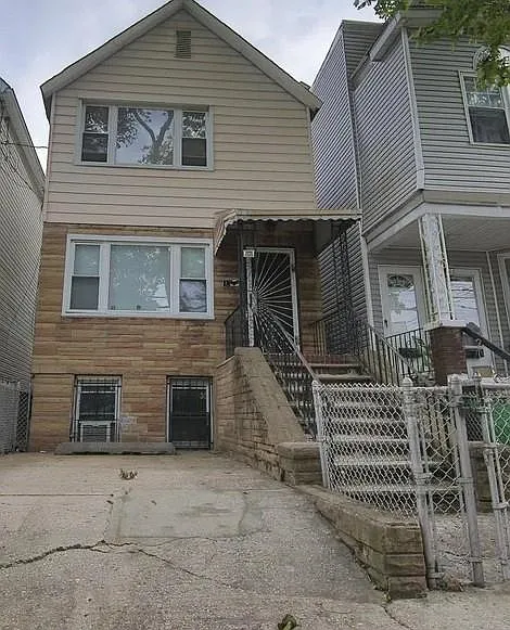 46 Williams Ave #2