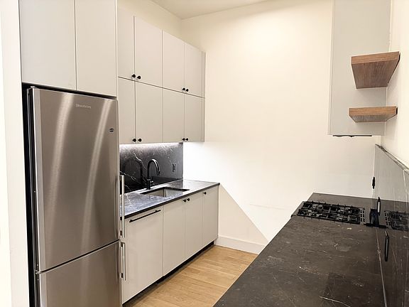 5th image of 260 Gold St #114