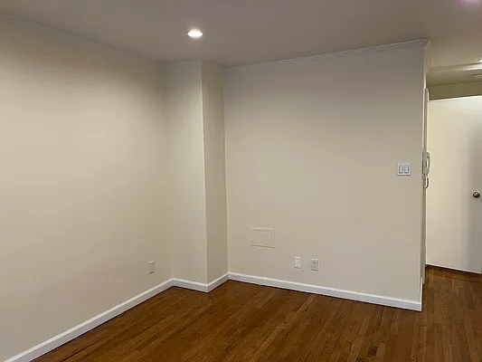 Rented by Eric Goodman Realty Corp | media 8