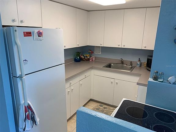 5th image of 880 Mandalay Ave #206