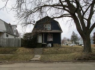 1102 S Fruit Ave, Freeport, IL 61032